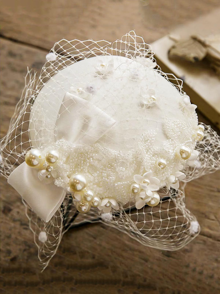 Cappello vintage con fiocco in rete di perle bianche