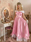 Abito da principessa con fiocco in raso spalle scoperte rosa anni '50