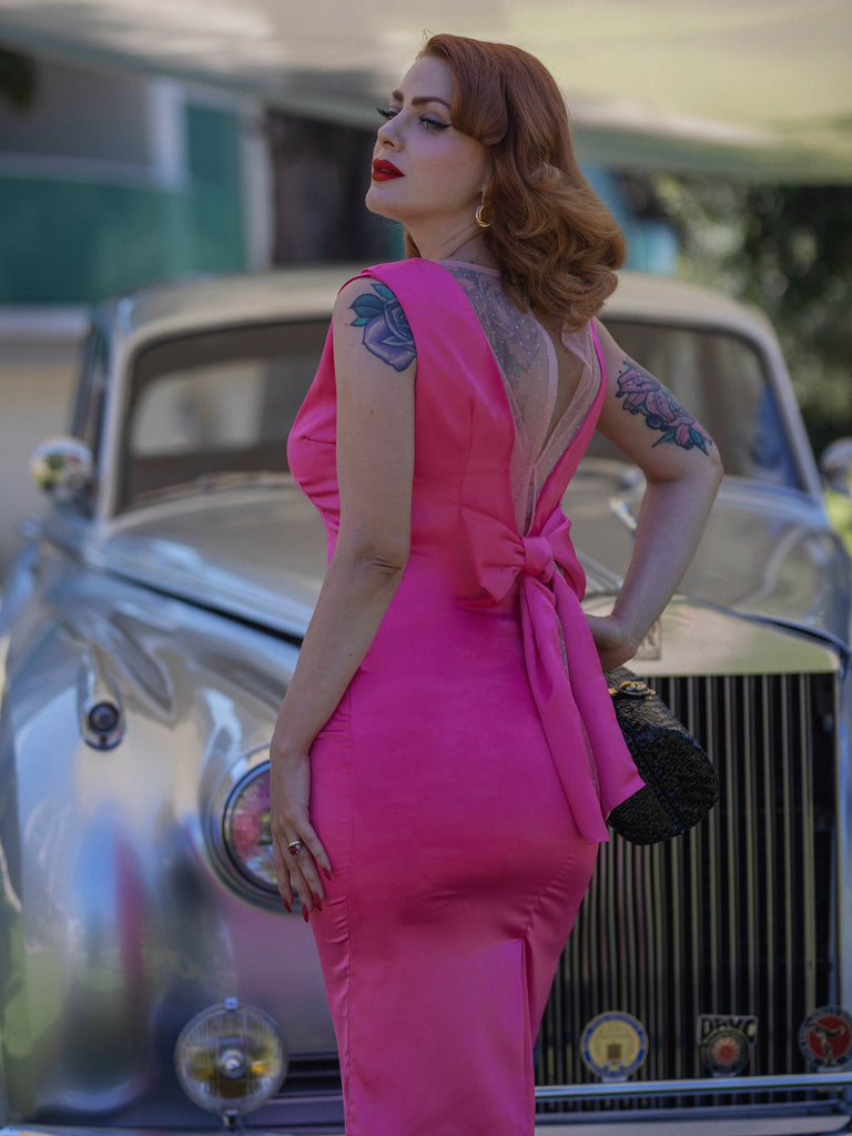 Abito aderente in raso rosso rosa anni '60