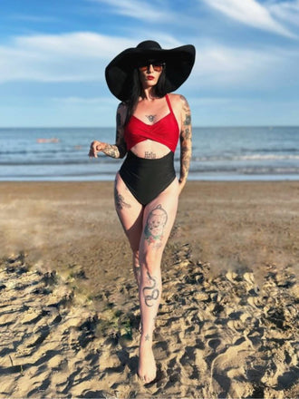 Costume da bagno con vita cava rosso e nero anni '40