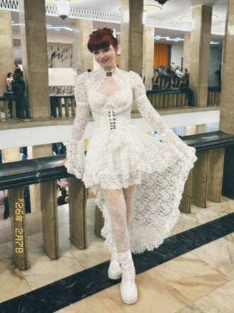 Abito vittoriano in pizzo con maniche a gigot bianco anni '80