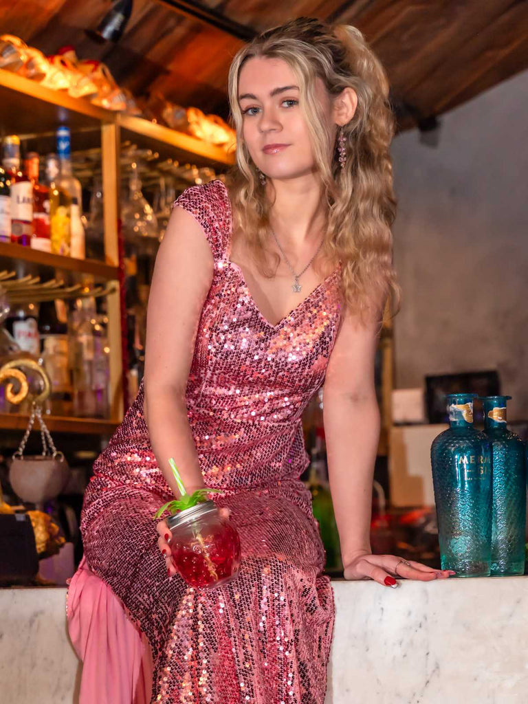 Abito lungo con spacco alto in paillettes rosa anni '20