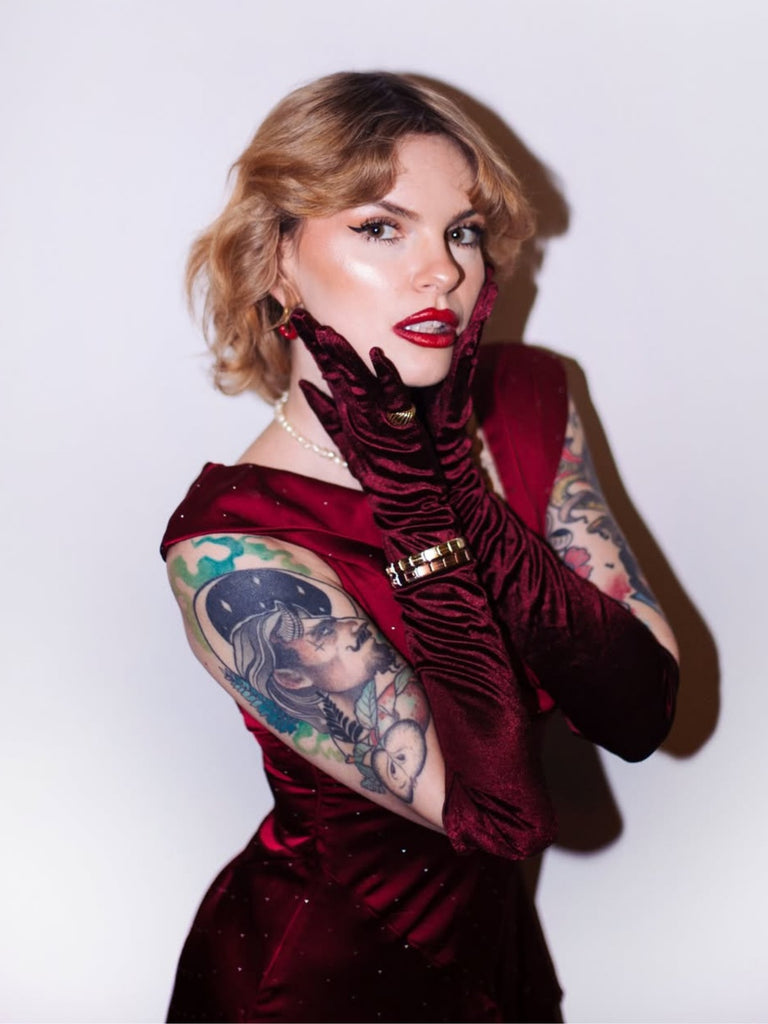 Abito in raso con strass e spalle scoperte bordeaux anni '60