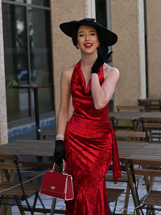 Abito a sirena scollo a cappuccio glitter rosso intenso anni '30