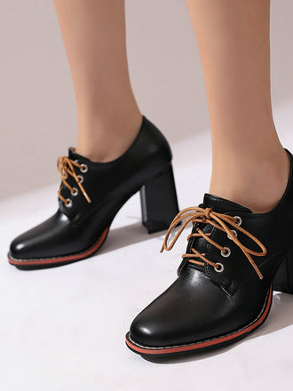 Scarpe vintage in pelle con lacci e tacco spesso