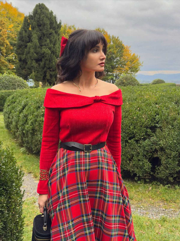 Abito a quadri con spalle scoperte stile natalizio rosso anni '50