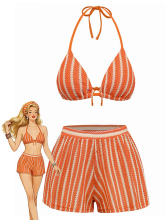Bikini a righe arancioni e bianche con pantaloncini coordinati su sfondo bianco