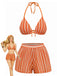 Bikini a righe arancioni e bianche con pantaloncini coordinati su sfondo bianco