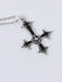 Abito con collana a croce in stile suora nero anni '40