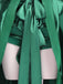 Costume ispirato a Mercoledì Agnes in raso verde anni '50