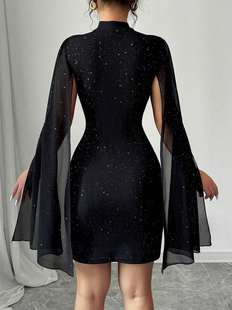 Abito aderente con mantello in chiffon di perle nero anni '80