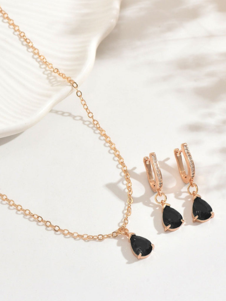 Set di orecchini pendenti e collana in oro