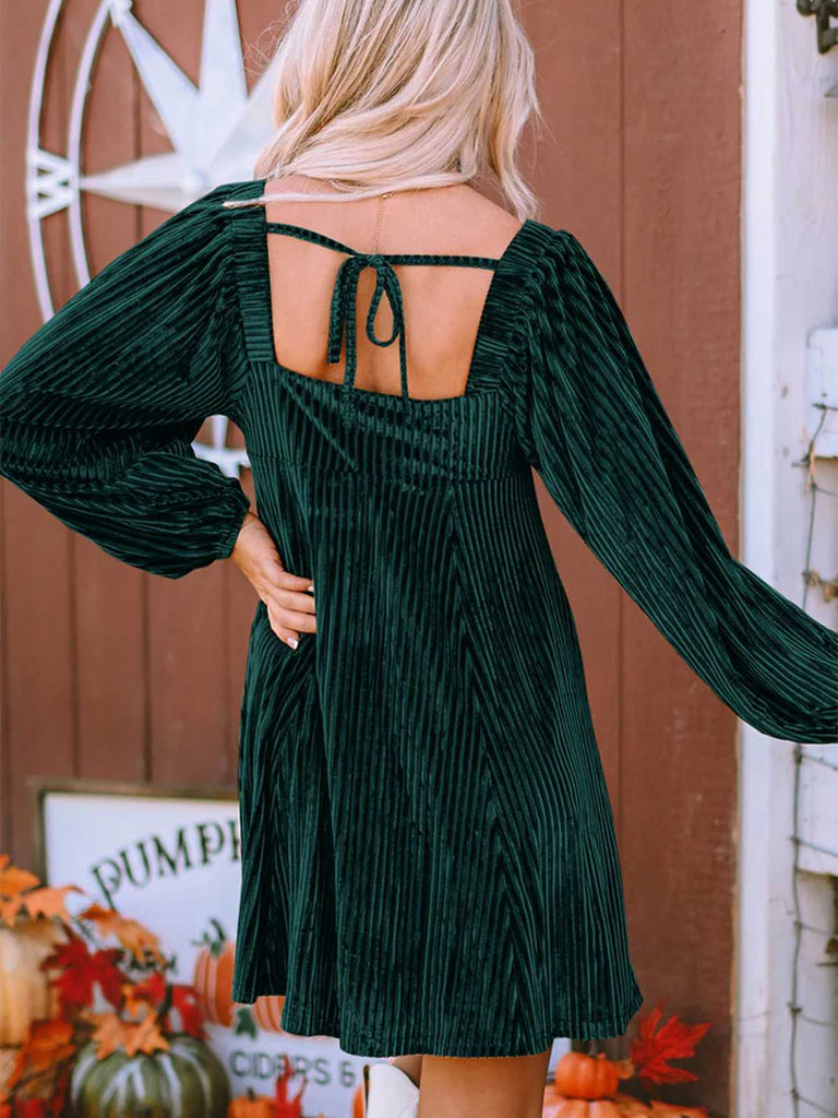 Abito babydoll in velluto con maniche a sbuffo scollo quadrato anni '60