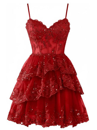 Un miniabito rosso acceso con scollatura a cuore, intricate applicazioni in pizzo sul corpetto e una voluminosa gonna in tulle a balze.