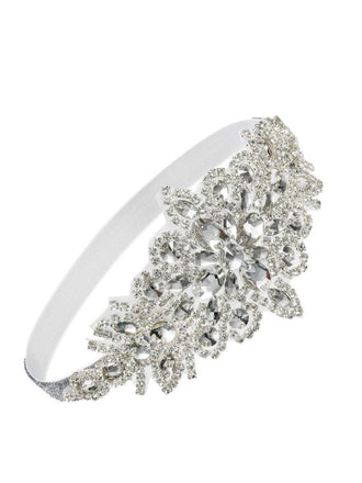 Cerchietto in argento con motivo floreale in cristallo su sfondo bianco