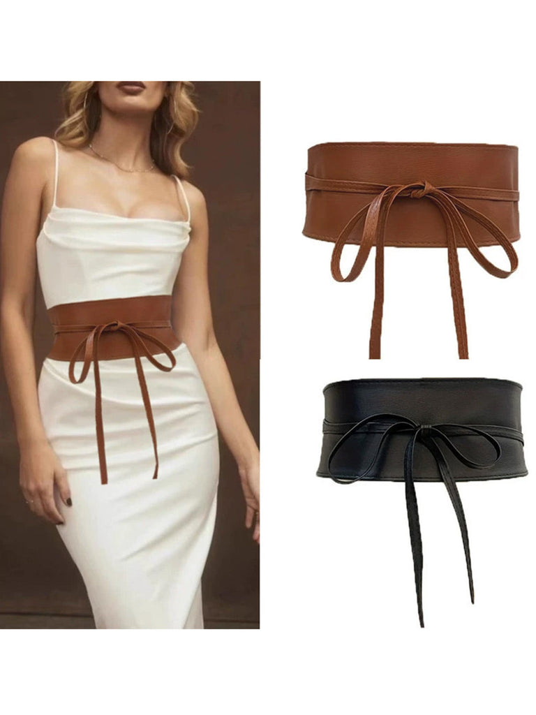Cintura marrone e nera con modella che indossa un abito bianco.