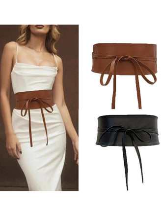 Cintura marrone e nera con modella che indossa un abito bianco.
