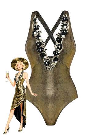 Un costume intero color oro metallizzato con profonda scollatura a V impreziosito da applicazioni floreali bianche e nere, raffigurato con un'illustrazione di moda in stile retrò.