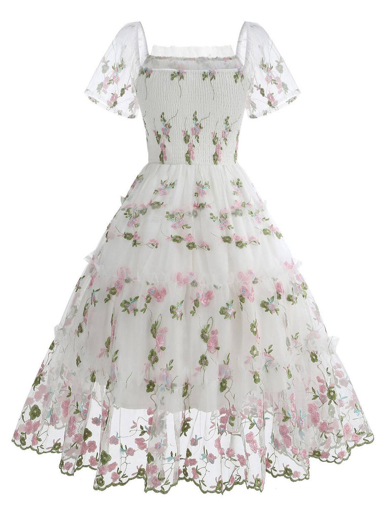 Abito con fiori ricamati a maniche a sbuffo in rete anni '50