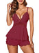 Elegante completo da casa color rosso bordeaux con pannello trasparente in pizzo sul busto, spalline regolabili e pantaloncini svolazzanti.