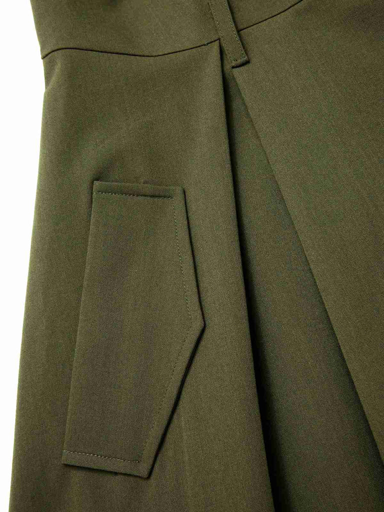 Abito con scollo a V e tasche e cintura verde anni '50