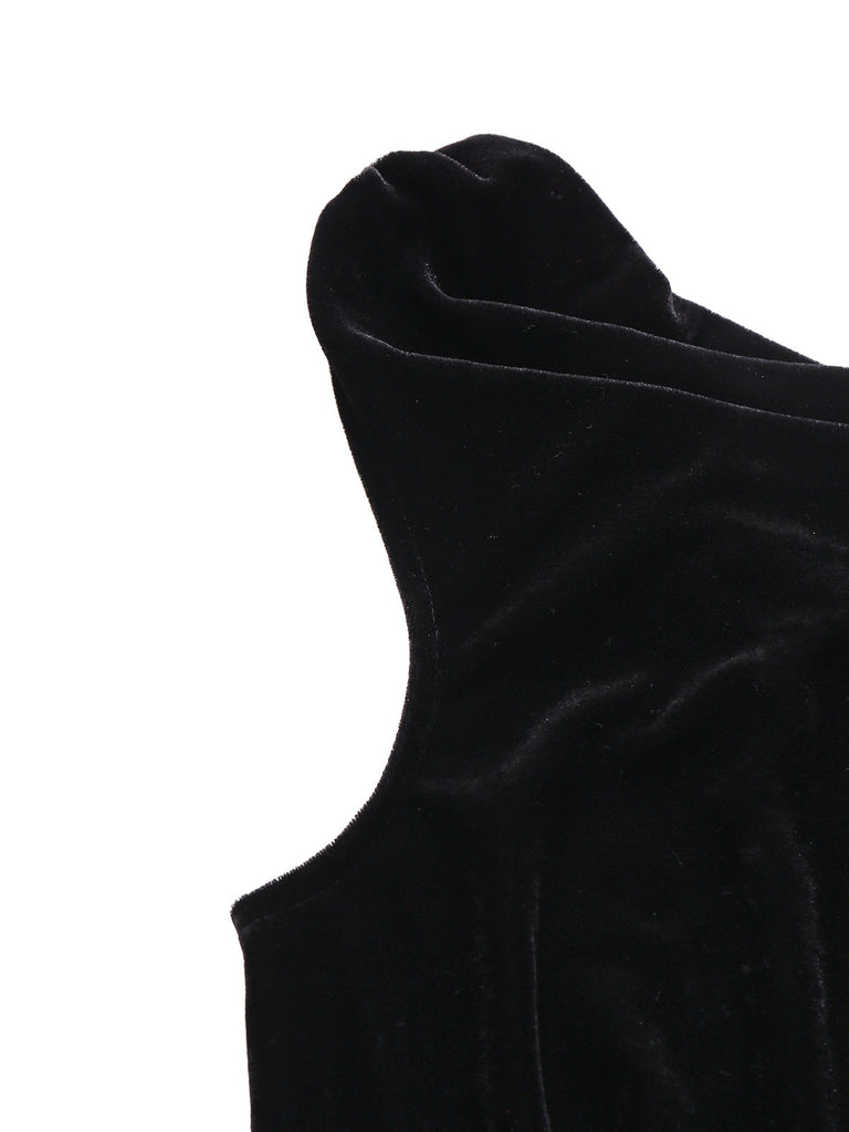 Abito nero in velluto con spilla di piume anni '30