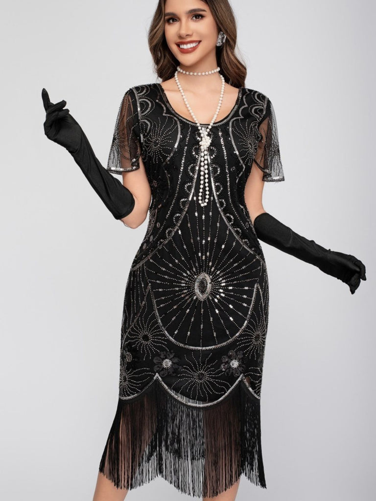 Abito flapper con frange di paillettes e scollo a barchetta anni '20