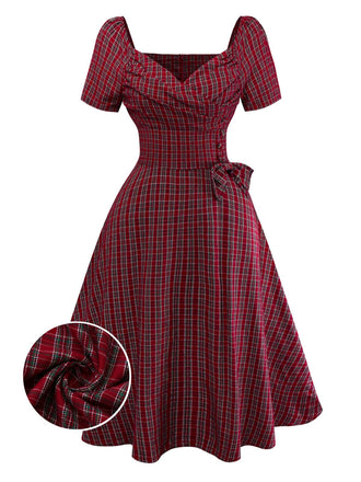 Abito a quadri con scollo a cuore e fiocco rosso anni '50