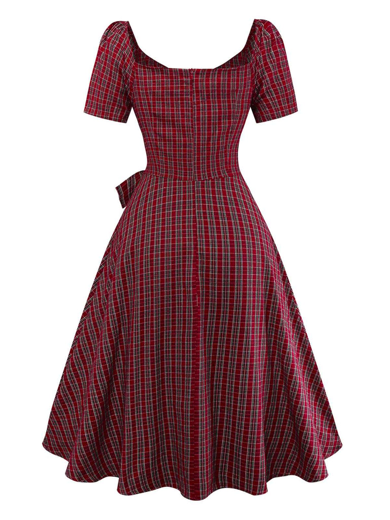 Abito a quadri con scollo a cuore e fiocco rosso anni '50