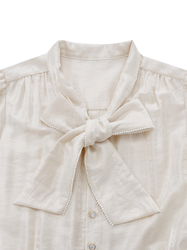 Tuta lunga con fiocco al collo e perle beige anni '50