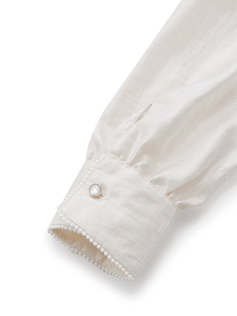 Tuta lunga con fiocco al collo e perle beige anni '50