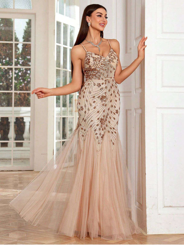 Abito da sera a sirena e paillettes con schiena scoperta beige anni '20