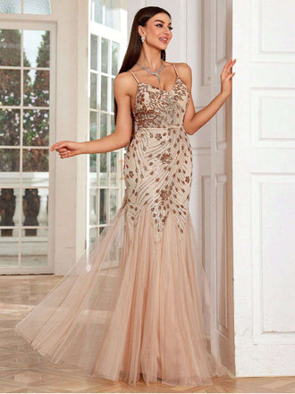 Abito da sera a sirena e paillettes con schiena scoperta beige anni '20