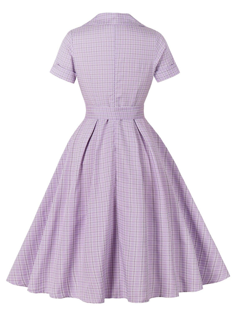 Abito a ruota a quadri con scollo quadrato e bottoni viola anni '50