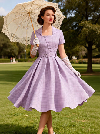 Abito a ruota a quadri con scollo quadrato e bottoni viola anni '50