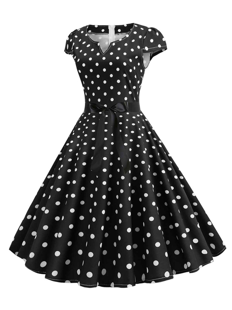 Abito a pois con maniche a cappuccio e cintura anni '50