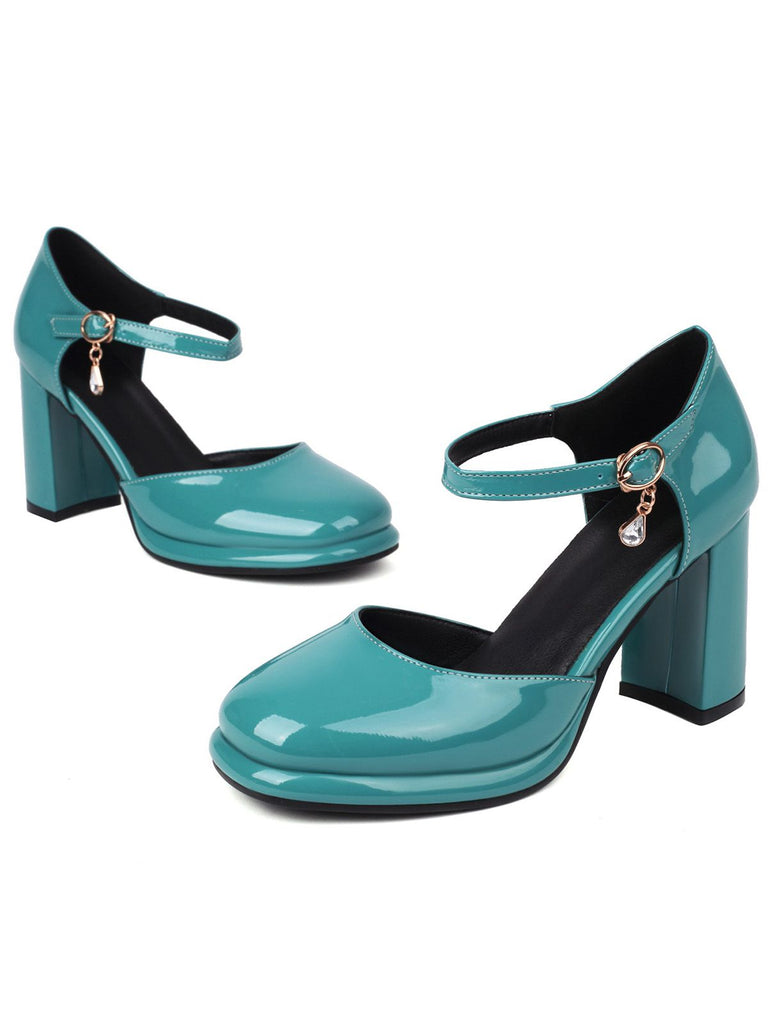 Décolleté con tacco a blocco e cinturino alla caviglia in vernice