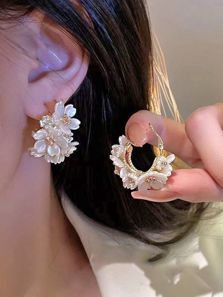 Orecchini di perle bianche a forma di fiore 3D