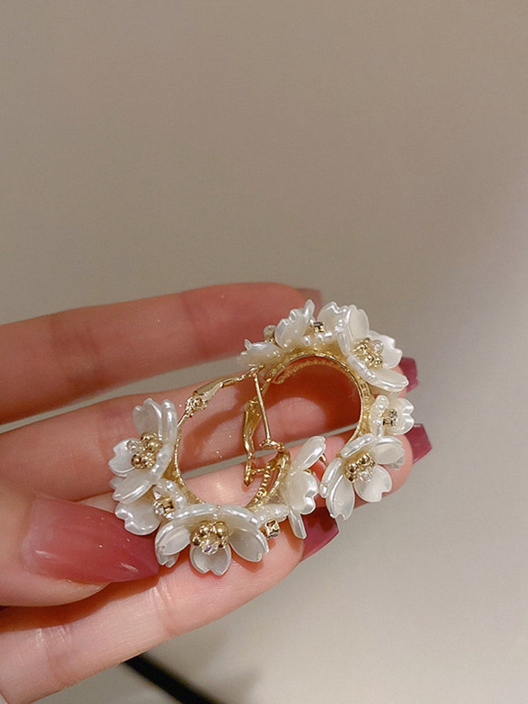 Orecchini di perle bianche a forma di fiore 3D