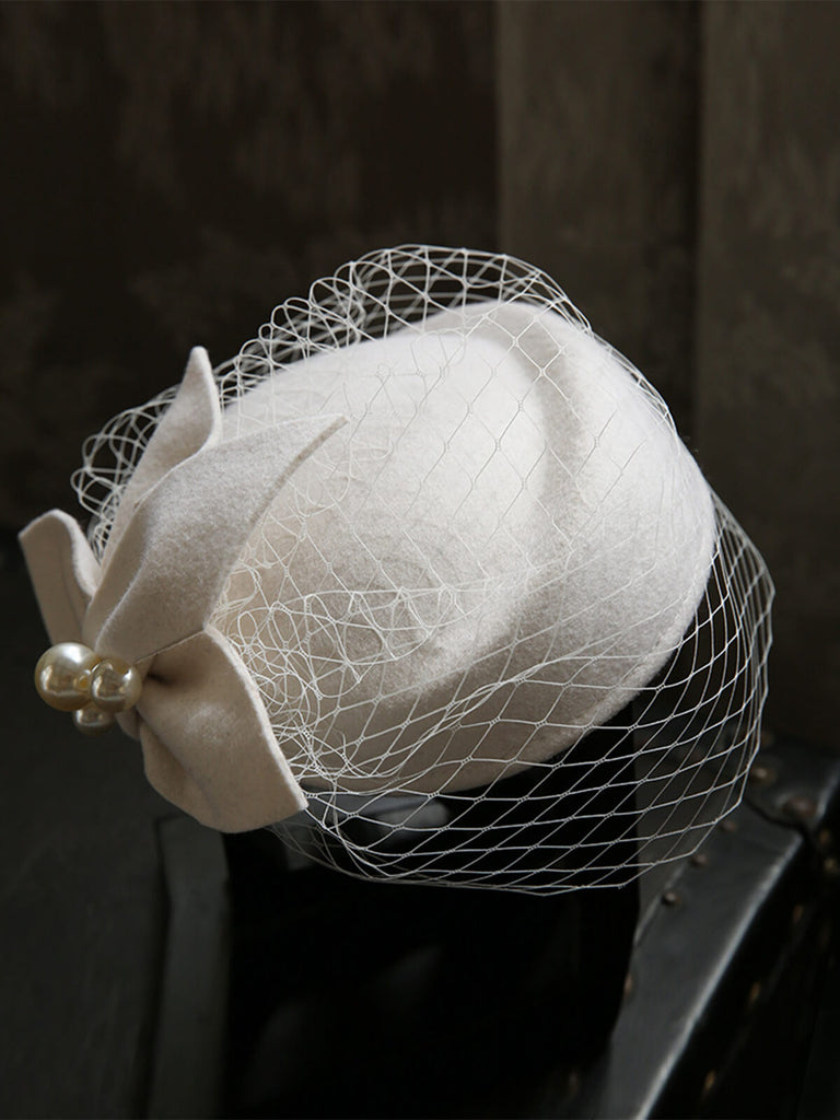 Cappello di lana con berretti in rete e decorazioni in perle