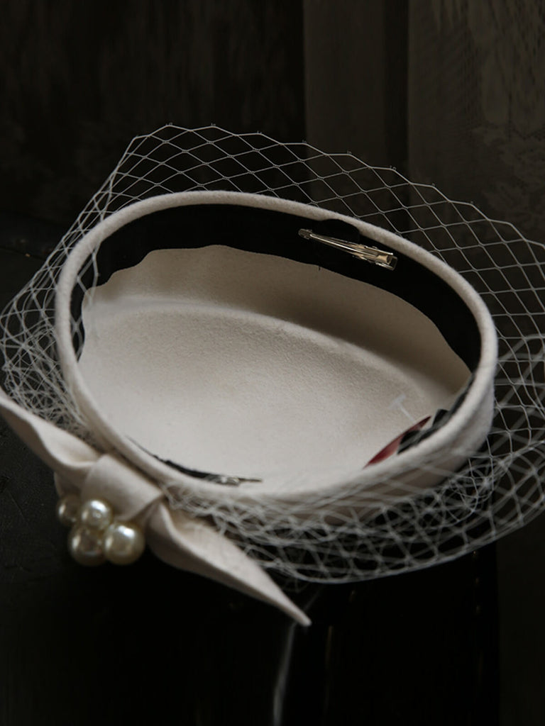 Cappello di lana con berretti in rete e decorazioni in perle