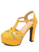 Un vivace sandalo con cinturino a T color giallo senape e suola con plateau, che aggiunge un tocco di colore a un look retrò.