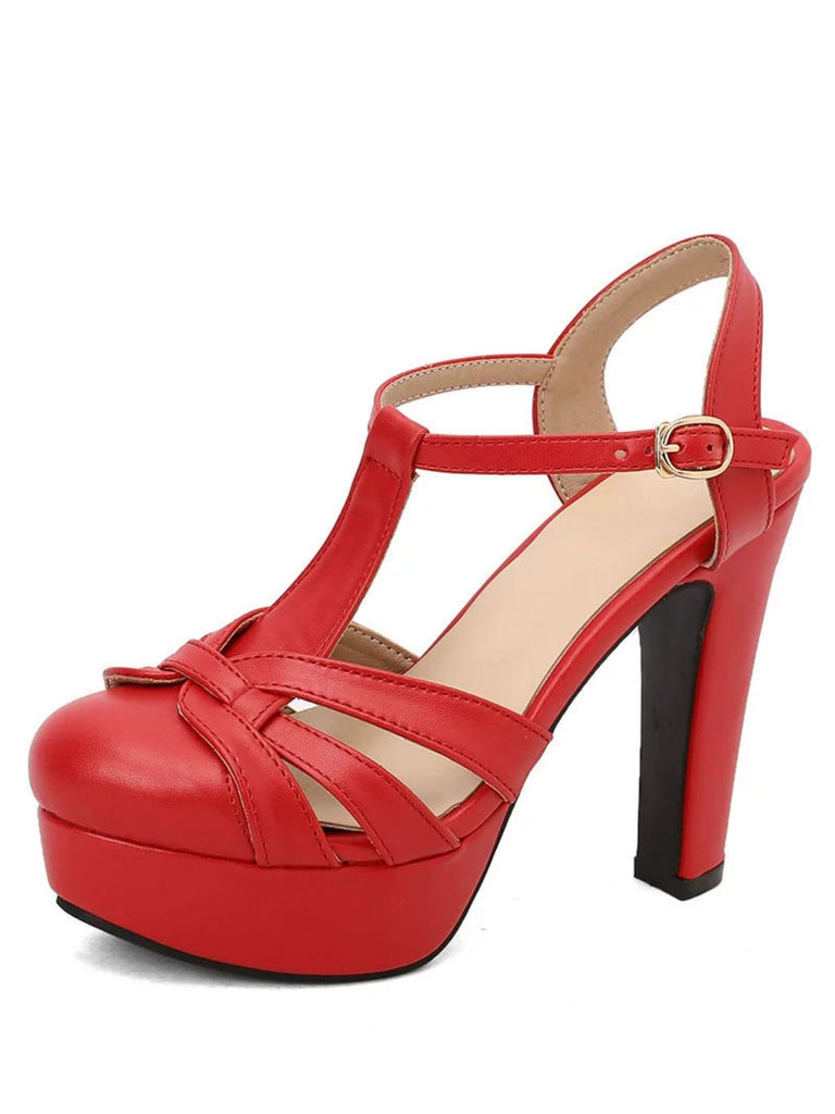 Sandalo singolo con cinturino a T color rosso ciliegia, plateau alto e estetica vintage femminile.