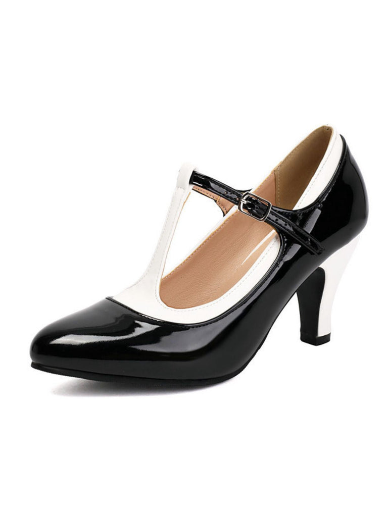 Scarpa con tacco alto in vernice nera con soletta bianca su sfondo bianco