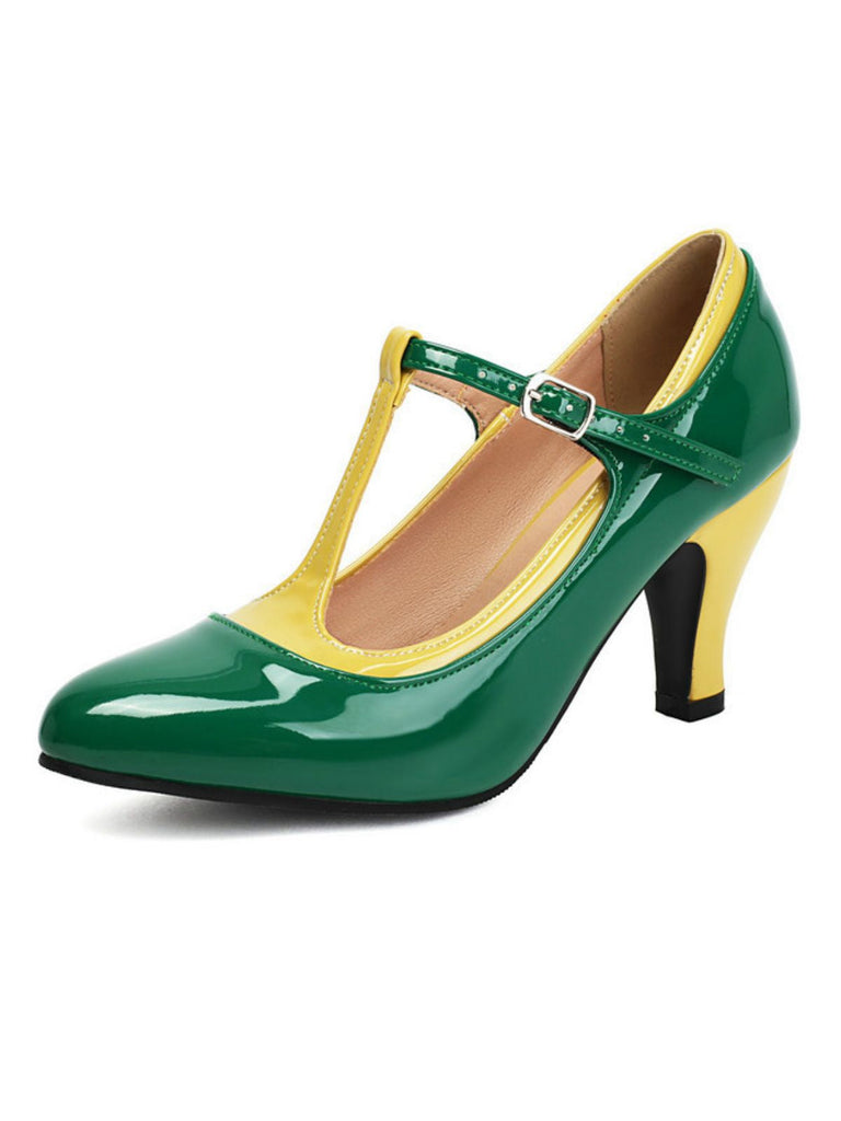 Scarpa con tacco alto verde e giallo su sfondo bianco