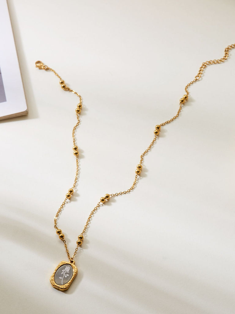 Collana Bianca con Catena di Perline e Pendente Rosa