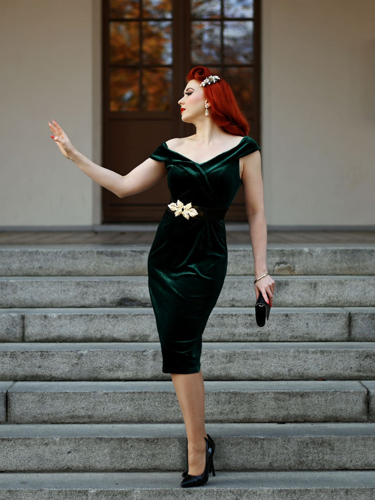 Abito aderente in velluto con spalle scoperte anni '60