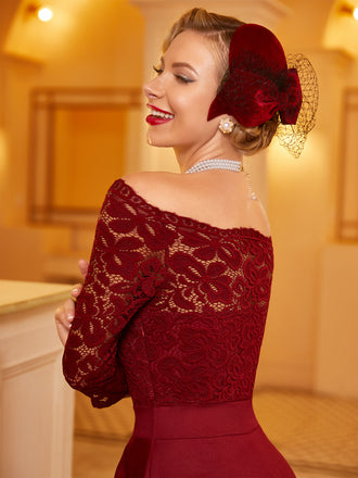Abito con spalle scoperte in pizzo anni '50