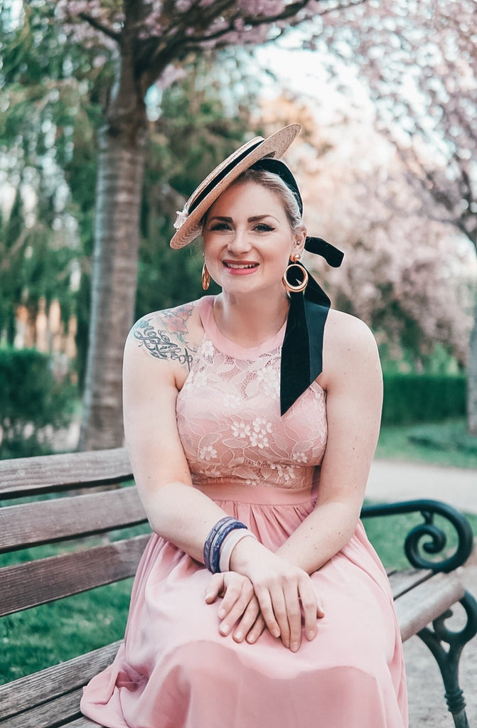 Abito svasato in pizzo floreale anni '50 rosa