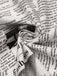 Abito a mantella da pipistrello stampa giornale bianco anni '50